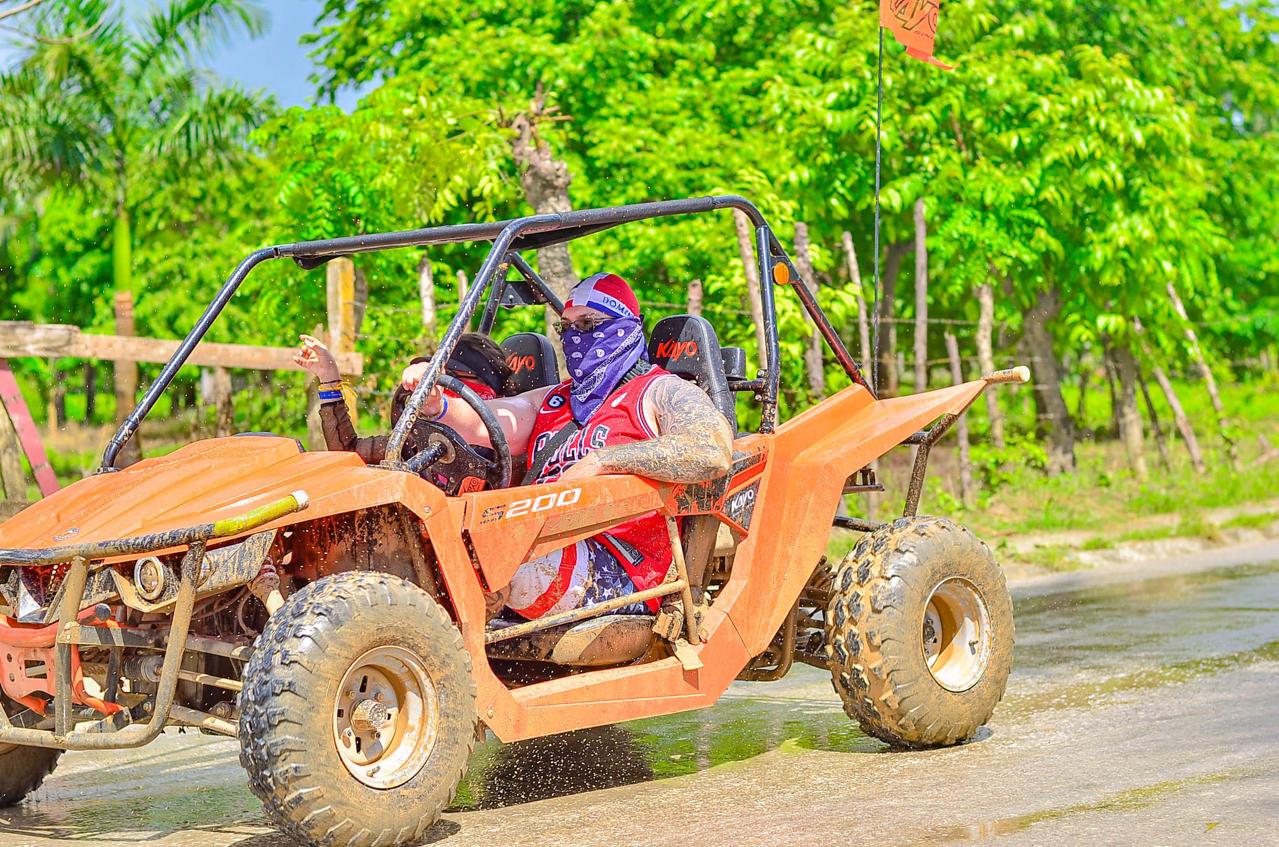 Viajeros y buggies en Punta Cana, foto 2