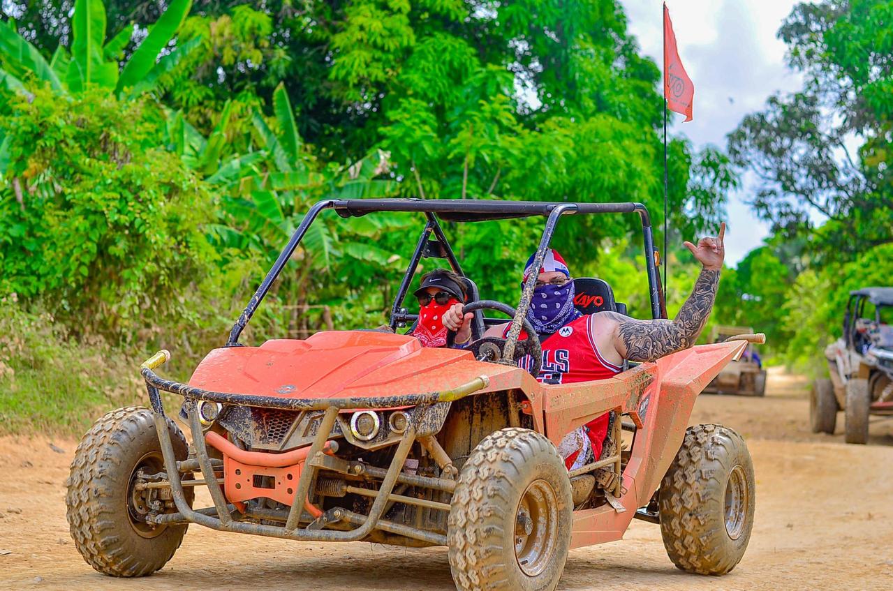 Un buggy atraviesa una pista tropical con barro